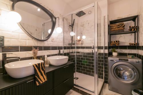 a bathroom with a sink and a washing machine at Luxury Monte Carlo- Seaview, Champagne & AC in Beausoleil