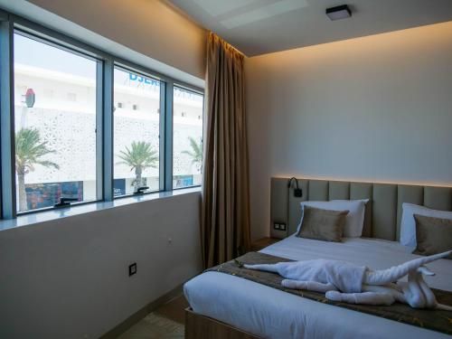 米多恩Hotel Djerba Inn的一间带床的卧室，配有大窗户