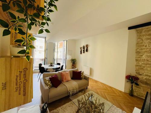 a living room with a couch and a table at Loft Pasteur - Homillesime in Dijon
