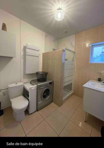 La salle de bains est pourvue de toilettes et d'un lave-linge. dans l'établissement Villa agréable, à Villedaigne