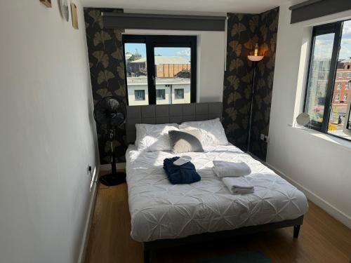Postel nebo postele na pokoji v ubytování WindyS Grays Smart Home, you will love it