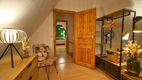 a room with a wooden door and a table and chairs at Green Loft Schwarzwald - Dach-Balkon--Musik-Ecke in Winzeln