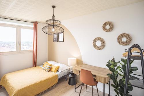 une chambre avec un lit et un bureau dans l'établissement Évasion Urbaine - Chambre 1 - Hypercentre, à Troyes