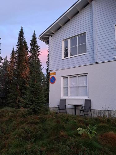 a house with two chairs and a table in front of it at RöhköStar 107 in Äkäslompolo