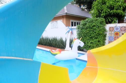 Kolam renang di atau dekat dengan The Pool House Pattaya บ้านเดอะพูลเฮาส์พัทยา