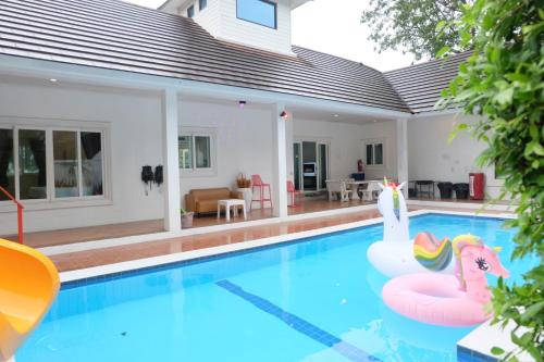 Kolam renang di atau dekat dengan The Pool House Pattaya บ้านเดอะพูลเฮาส์พัทยา