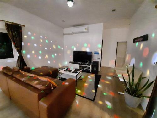Televisyen dan/atau pusat hiburan di The Pool House Pattaya บ้านเดอะพูลเฮาส์พัทยา