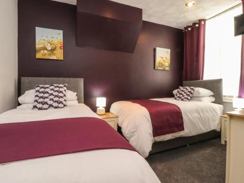 Giường trong phòng chung tại 7-Bed Beachside Retreat - Sleeps 14 & Pet Friendly