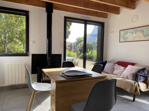 un salon avec un canapé et une cheminée dans l'établissement Maison NEUVE avec jardin clos à 150m de la mer à Trégastel - Réf 31, à Trégastel