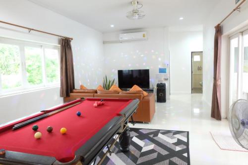 Televisyen dan/atau pusat hiburan di The Pool House Pattaya บ้านเดอะพูลเฮาส์พัทยา