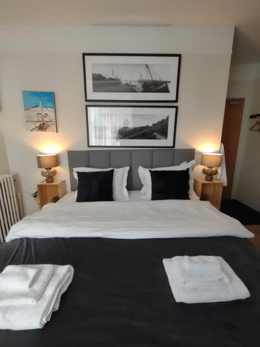 Una cama o camas en una habitación de Snorri's Guesthouse