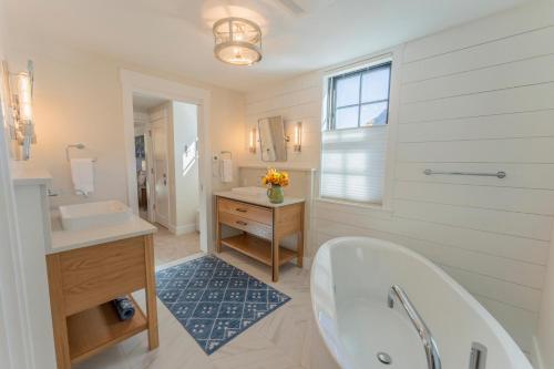 une salle de bain blanche avec une baignoire et un lavabo dans l'établissement Academy Place | Larkspur, à Crested Butte