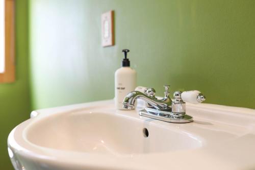 Gambar di galeri bagi Blue Rivers Cottage & Loft di Avon