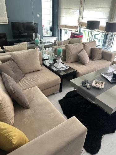 a living room with couches and a coffee table at Duplex Pieds dans L'eau in Douar el Hafey