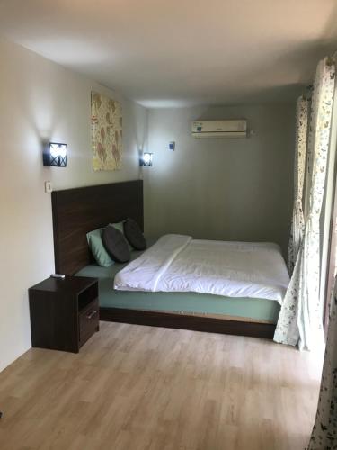 Ένα ή περισσότερα κρεβάτια σε δωμάτιο στο Times Square Motel SYARIAH ONE