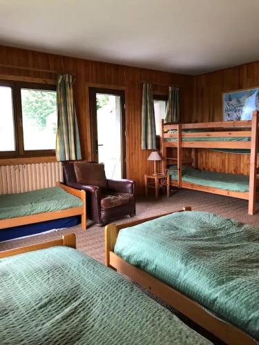 - une chambre avec deux lits, un canapé et une chaise dans l'établissement Chalet spacieux à Cordon 180 m² avec vue montagne, à Cordon