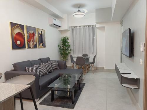 a living room with a couch and a table at Boca del Mar III, apartamento 411 in Boca Chica