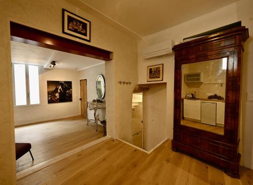 un salon vide avec une grande porte en bois dans l'établissement Suite dans maison d'artiste, à LʼIsle-sur-la-Sorgue