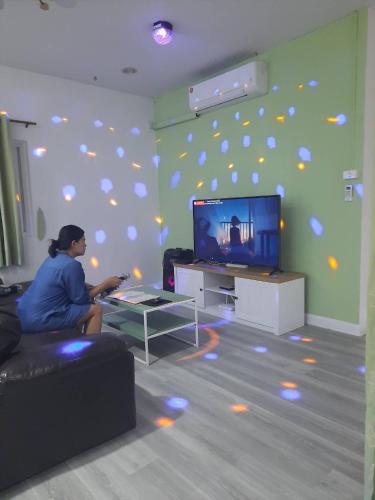 Televisyen dan/atau pusat hiburan di The Pool House Pattaya บ้านเดอะพูลเฮาส์พัทยา