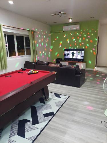 Meja biliard di The Pool House Pattaya บ้านเดอะพูลเฮาส์พัทยา