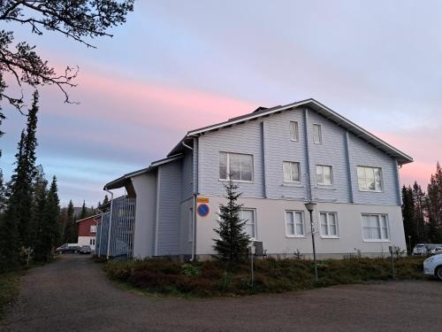 a large white house with a gambrel roof at RöhköStar 108 in Äkäslompolo