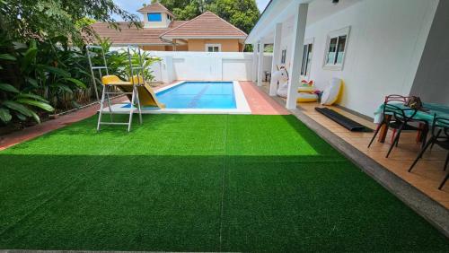 Kolam renang di atau dekat dengan The Pool House Pattaya บ้านเดอะพูลเฮาส์พัทยา