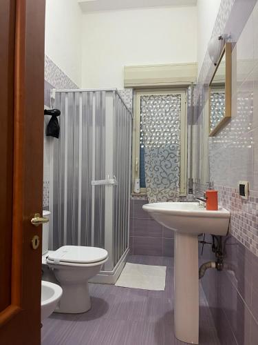 une salle de bain avec un lavabo et des toilettes dans l'établissement Gi Gi Affittacamere, à Syracuse