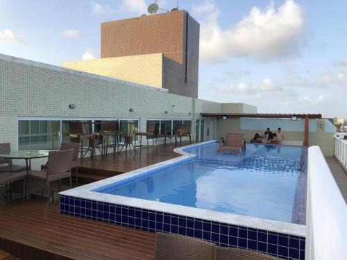 a swimming pool on the roof of a building at Confortável Flat com vista parcial do mar de Intermares in Cabedelo