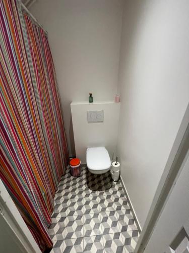 d'une petite salle de bains avec toilettes d'angle. dans l'établissement Loft 3 pieces sur jardin - 15 minutes de Paris avec parking, à Bagneux