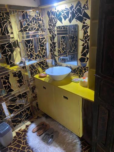a bathroom with a sink and a mirror at Fabuleux Studio Petit Marrakech in Dakar