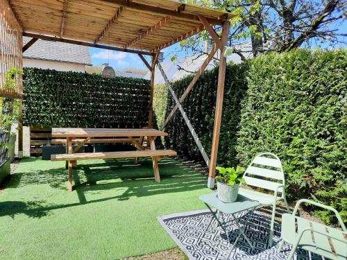 Un jardín fuera de Le Gite de la Menuiserie