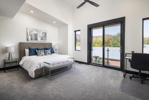 Ένα ή περισσότερα κρεβάτια σε δωμάτιο στο 246 E 200 South Unit 1