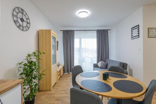 a living room with a table and chairs at VIP Apartamenty Wieniawskiego in Rzeszów