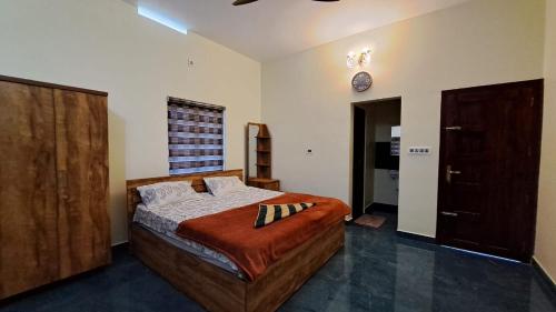 Кровать или кровати в номере Woodland Vista Thekkady