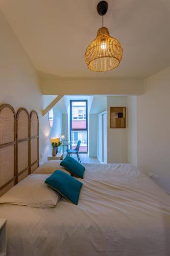 une chambre avec un grand lit avec des oreillers bleus dans l'établissement Sky View, à Toulouse