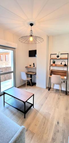 Studio Chic & Balcon - Hypercentre - Gare - Metro