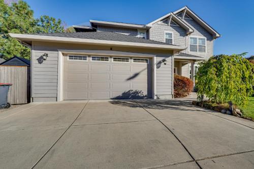 Gambar di galeri bagi Spacious Home with Swim Spa and Deck in Medford! di Medford