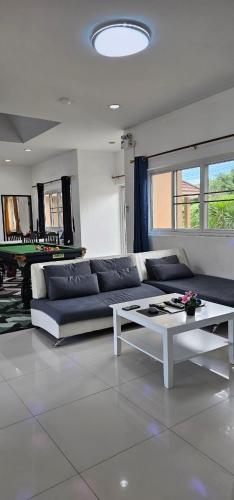 Ruang duduk di The Pool House Pattaya บ้านเดอะพูลเฮาส์พัทยา