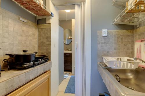 una cocina con fogones y una olla. en 8 Mi to Beach Pet-Friendly Fort Lauderdale Studio, en Fort Lauderdale