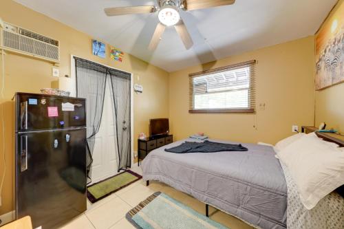Un dormitorio con una cama y un ventilador de techo. en 8 Mi to Beach Pet-Friendly Fort Lauderdale Studio, en Fort Lauderdale