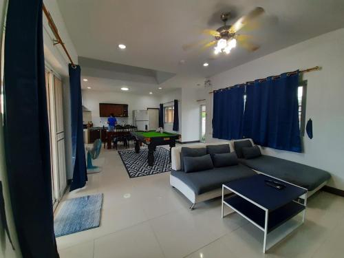 Ruang duduk di The Pool House Pattaya บ้านเดอะพูลเฮาส์พัทยา