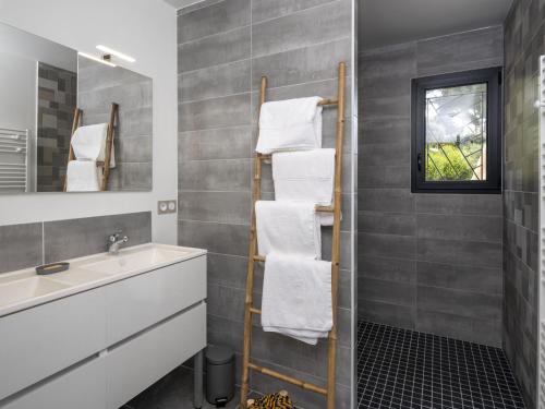 une salle de bain avec un lavabo et un miroir dans l'établissement Borie, à Beaumes-de-Venise