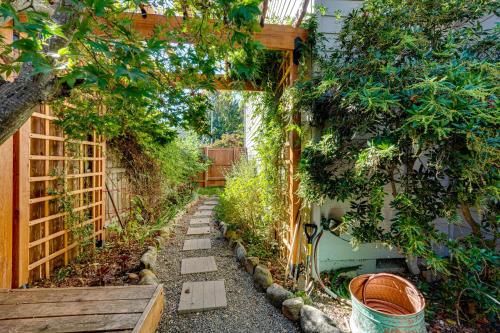 Gambar di galeri bagi Spacious Home with Swim Spa and Deck in Medford! di Medford