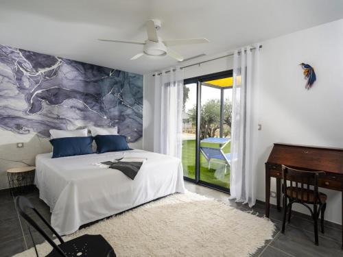 une chambre avec un grand lit et un piano dans l'établissement Borie, à Beaumes-de-Venise