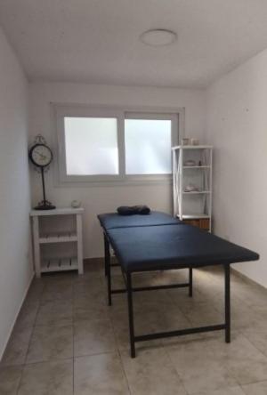a living room with a table and a window at Complejo Viva Zapata in Mar de las Pampas