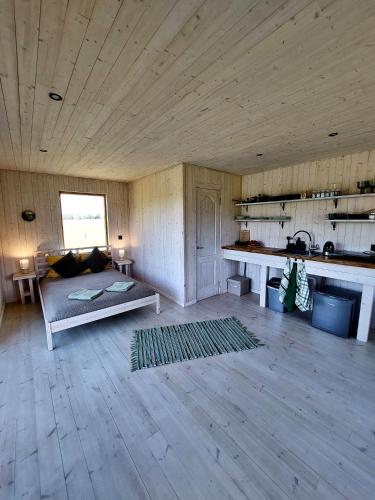Un pat sau paturi într-o cameră la Alchemilla Cabin