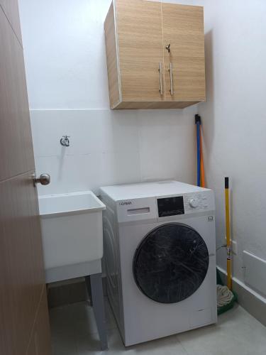 a washer and dryer in a small room at Boca del Mar III, apartamento 707 in Cuevas