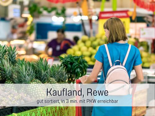 a woman with a backpack standing in a supermarket at Casa Michaela Öhringen - wunderschöne Aussicht - Top für Familien und Geschäftsreisen, super ausgestattet in Öhringen