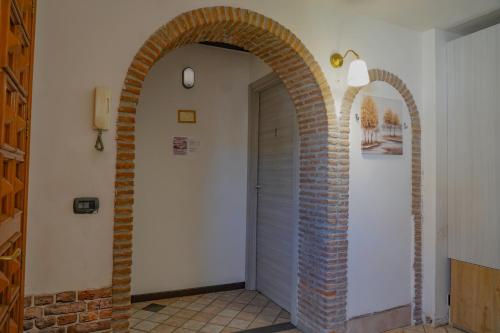 an archway leading to a door in a hallway at R-HOME Li Cuti in Catania