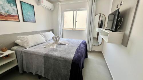 a bedroom with a bed with a towel on it at Flat Maré 3 - 2da praia condomínio com piscina, Morro de Sao Paulo in Morro de São Paulo
